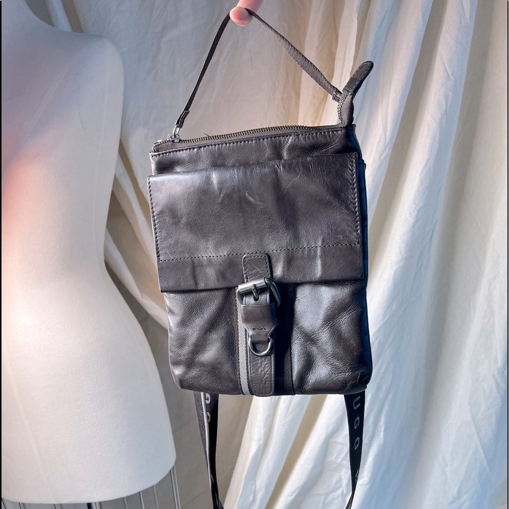 Hugo Boss Mens reversible Leather Crossbody Messenger Pouch in Dark Brown L…